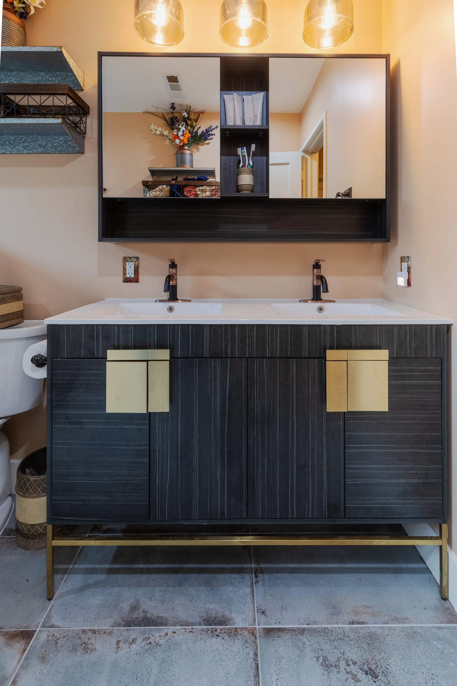 Ribbed dark vanity with two basins and square brass pulls